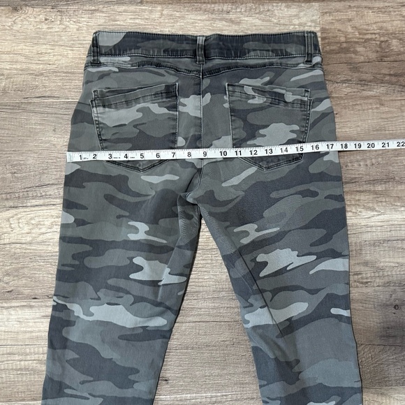 DEMOCRACY “Ab”technology Camo Cropped Pants (Size 8) - Picture 6 of 13